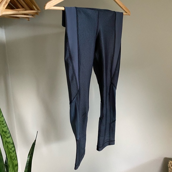 Under Amour Capris Leggings - Size XS - Picture 3 of 7